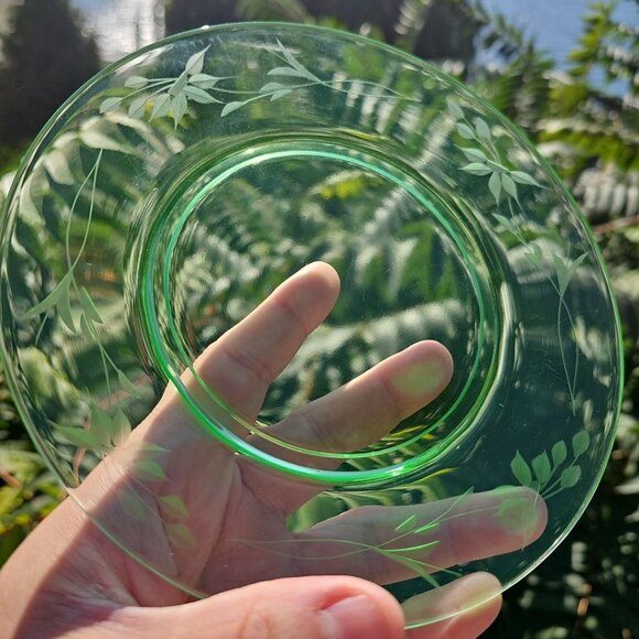 Uranium Glass Plates 6pcs 7.5in Etched Flowers Depression Glass. Geiger Tested. - Picture 2 of 10